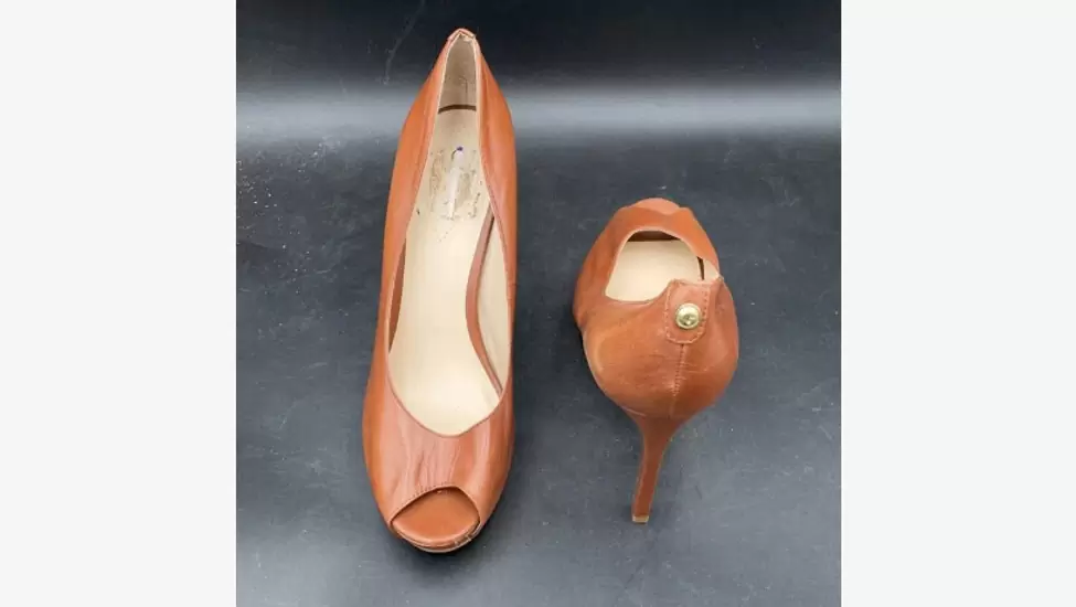 R580 GUESS brown heels size 8- A36119